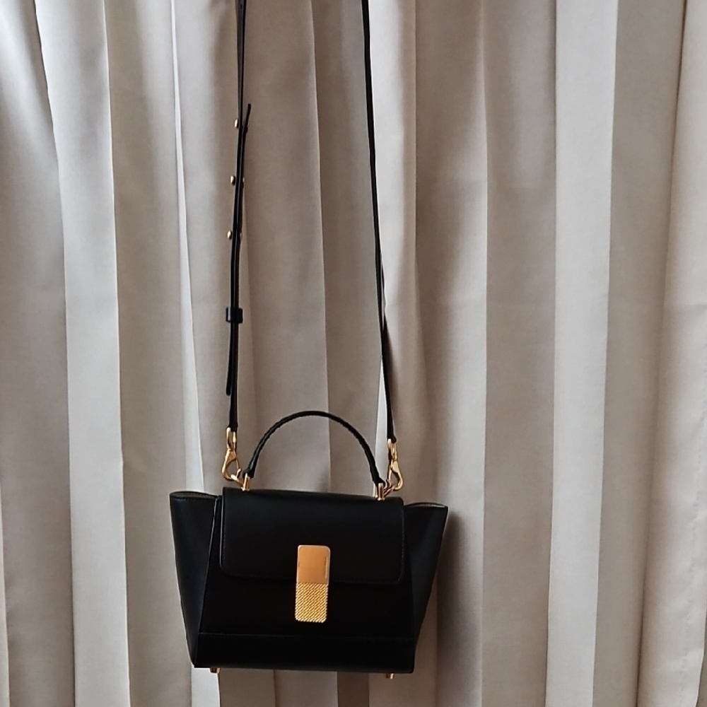 Atelier Auguste Elegant Black Crossbody Bag with Adjustable Strap